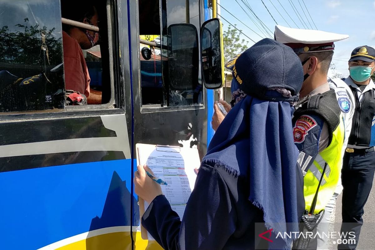 Tim gabungan periksa kendaraan jelang Natal 2020 di Kota Singkawang