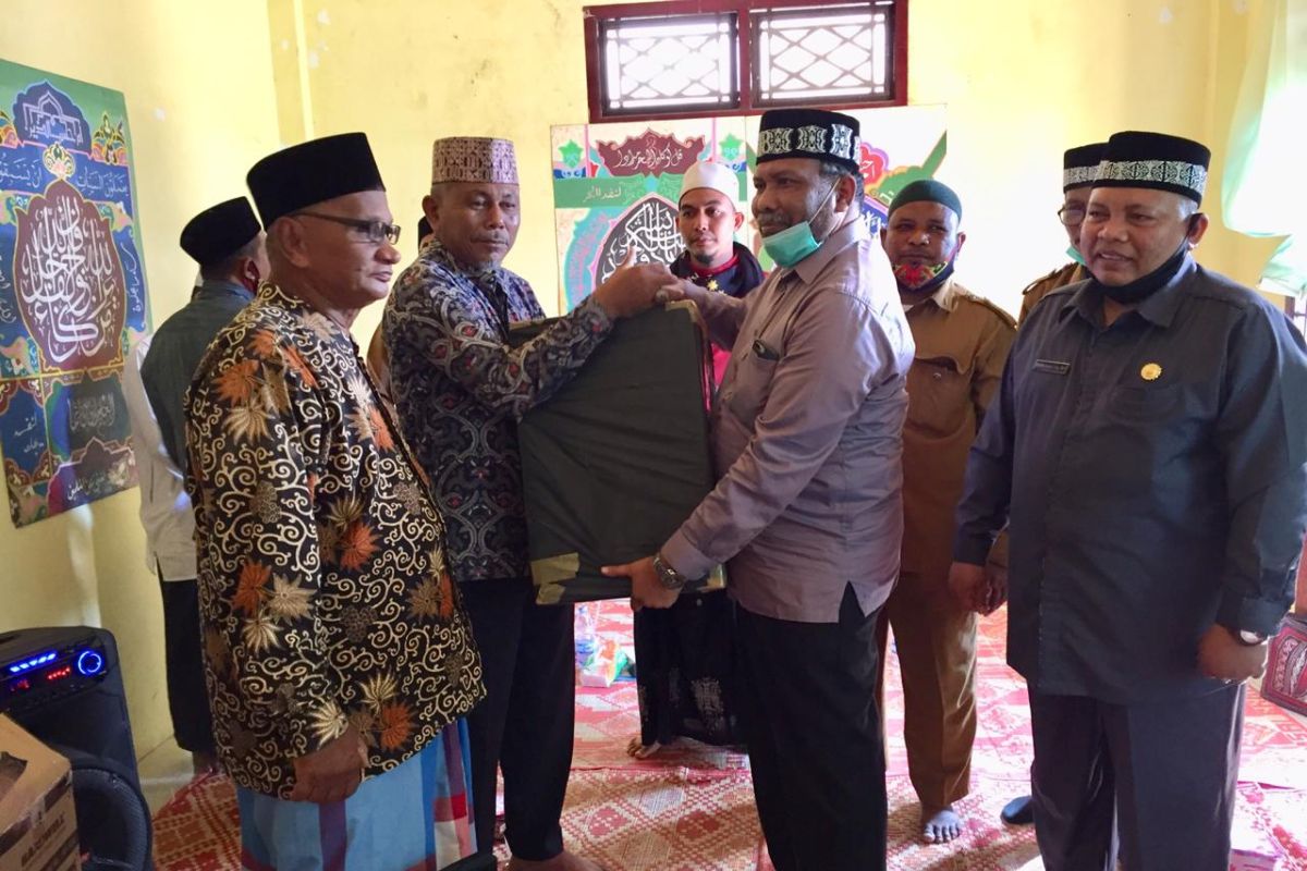 Pemerintah Kota Lhokseumawe serahkan 50 unit sound system wirelees untuk dayah dan majelis taklim