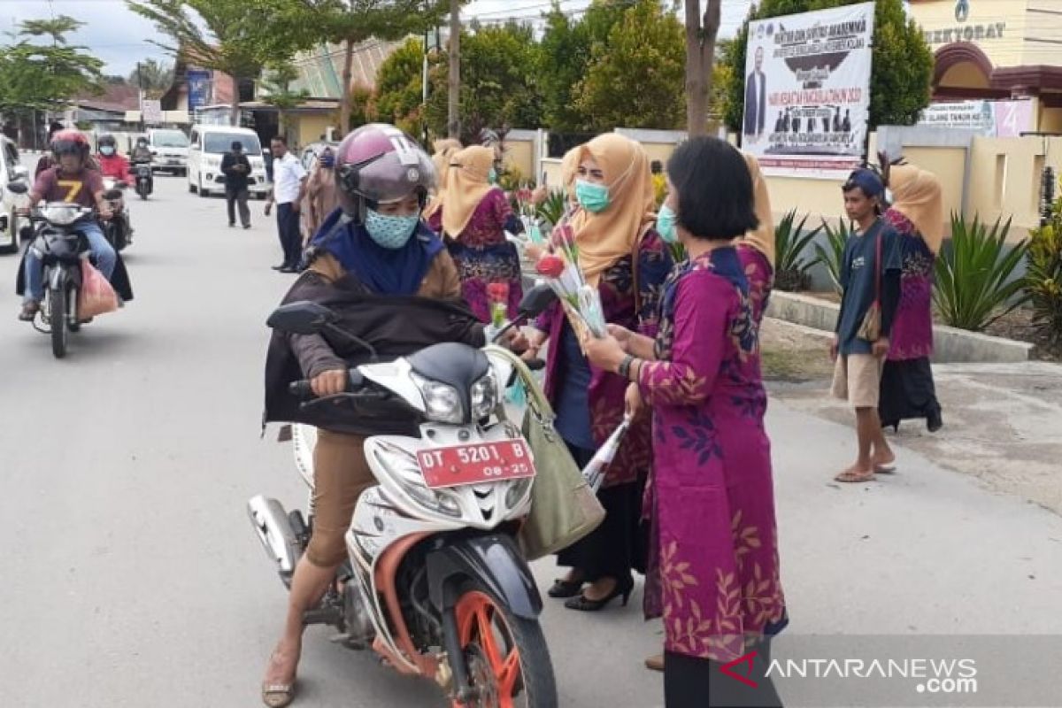 Peringati Hari Ibu Dharma Wanita USN Kolaka, Bagikan Masker