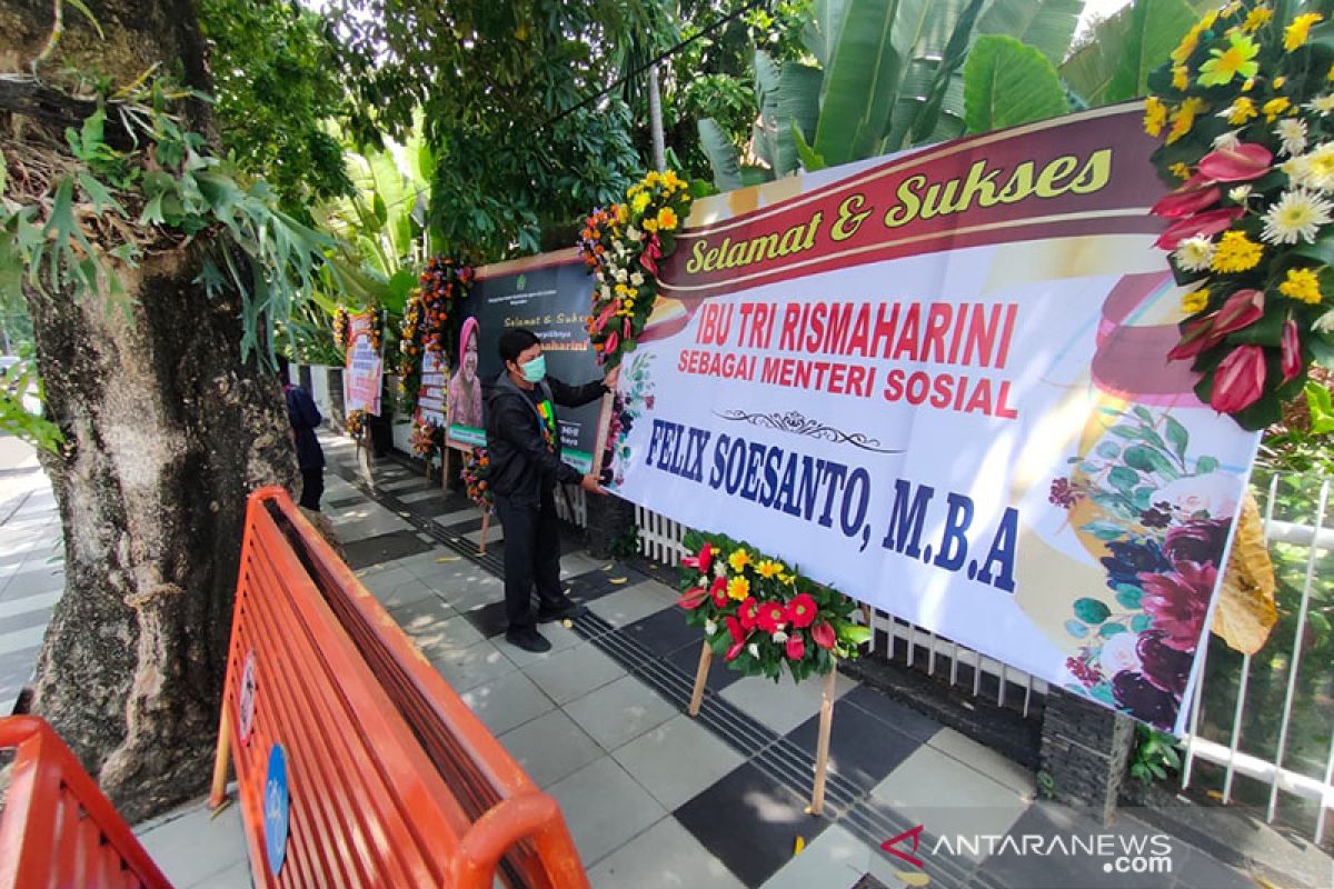 Karangan bunga untuk Tri Rismaharini mulai berdatangan