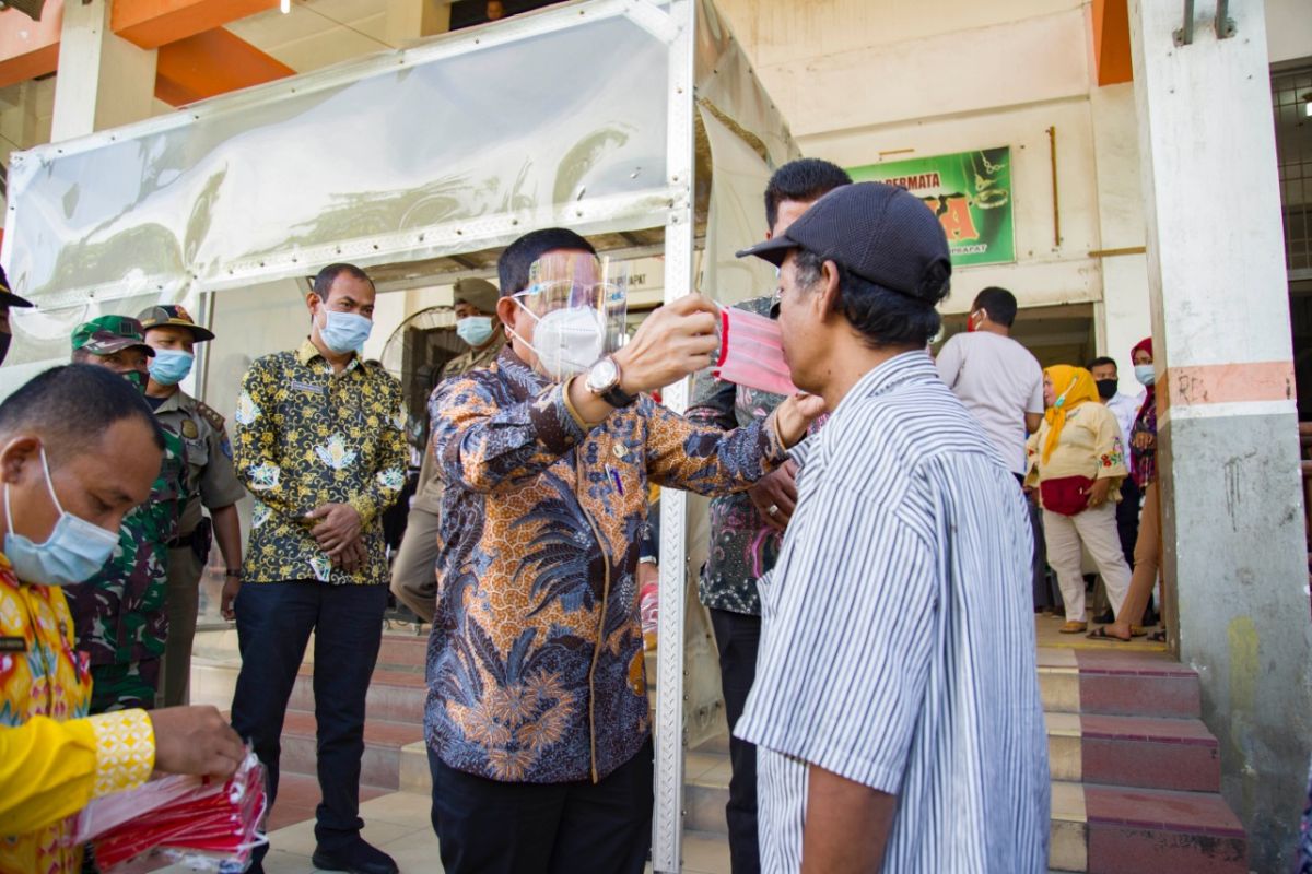 sidak prokes di Kecamatan Rantau Utara,   Pjs Bupati Labuhanbatu berikan bimbingan masyarakat