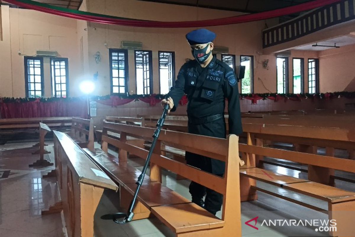 Jibom Brimob Sumut sterilisasi gereja di Medan jelang misa Natal