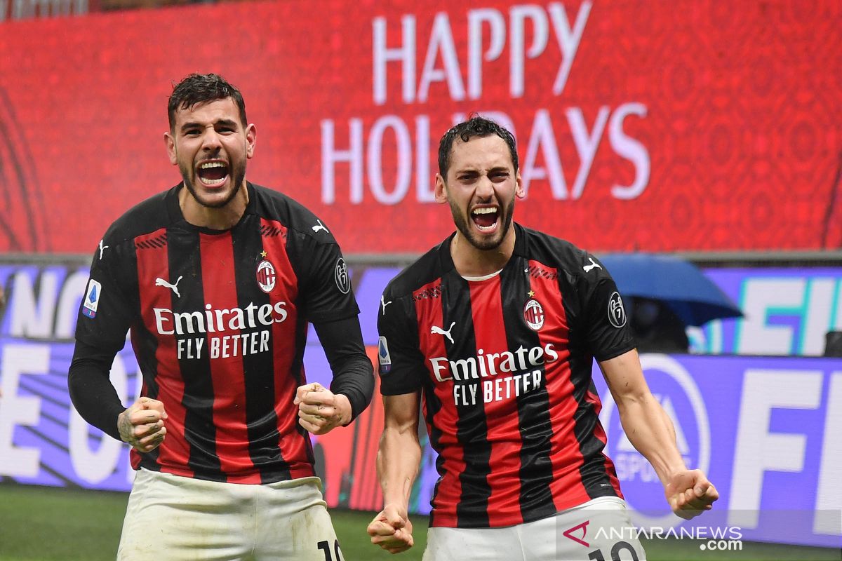 Duo AC Milan Hakan Calhanoglu dan Theo Hernandez positif COVID-19