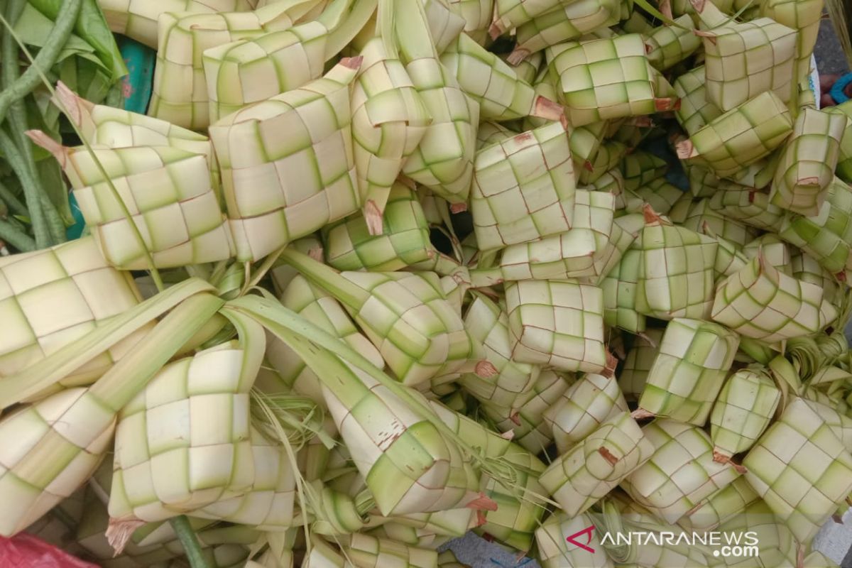 Pedagang ketupat di Kota Ambon panen rezeki