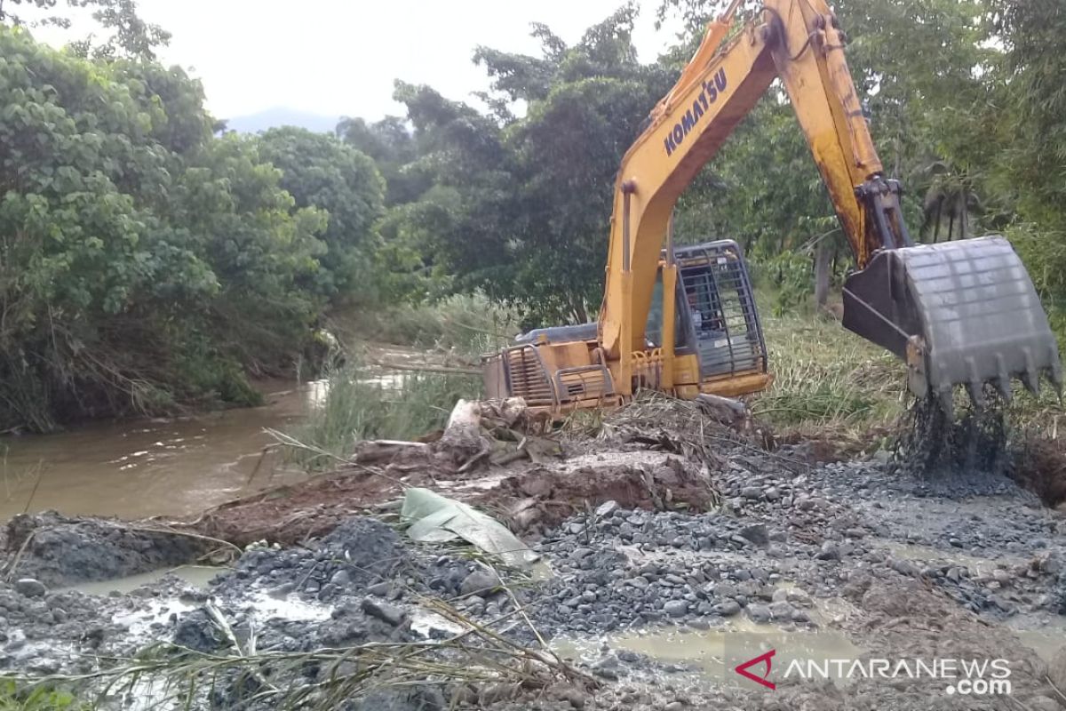 HTI Gorontalo kerahkan alat berat keruk Sungai Zuriati