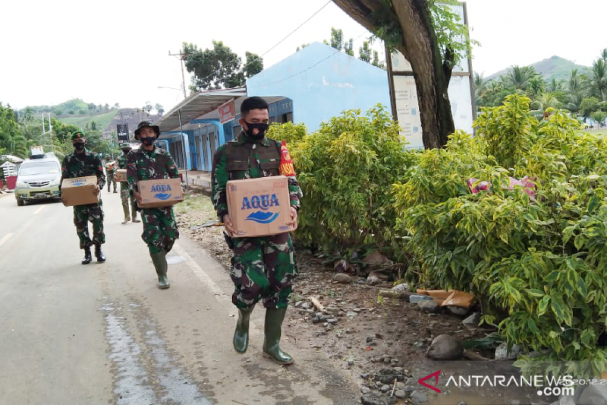 TNI dan Polri salurkan bantuan bagi warga terdampak banjir Gorontalo Utara