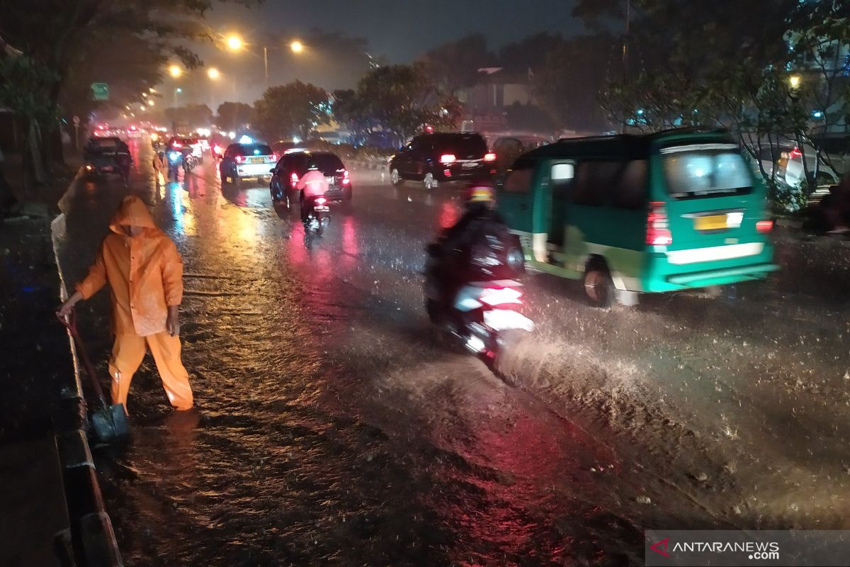 Banjir di Bandung macetkan jalan hingga rendam mobil