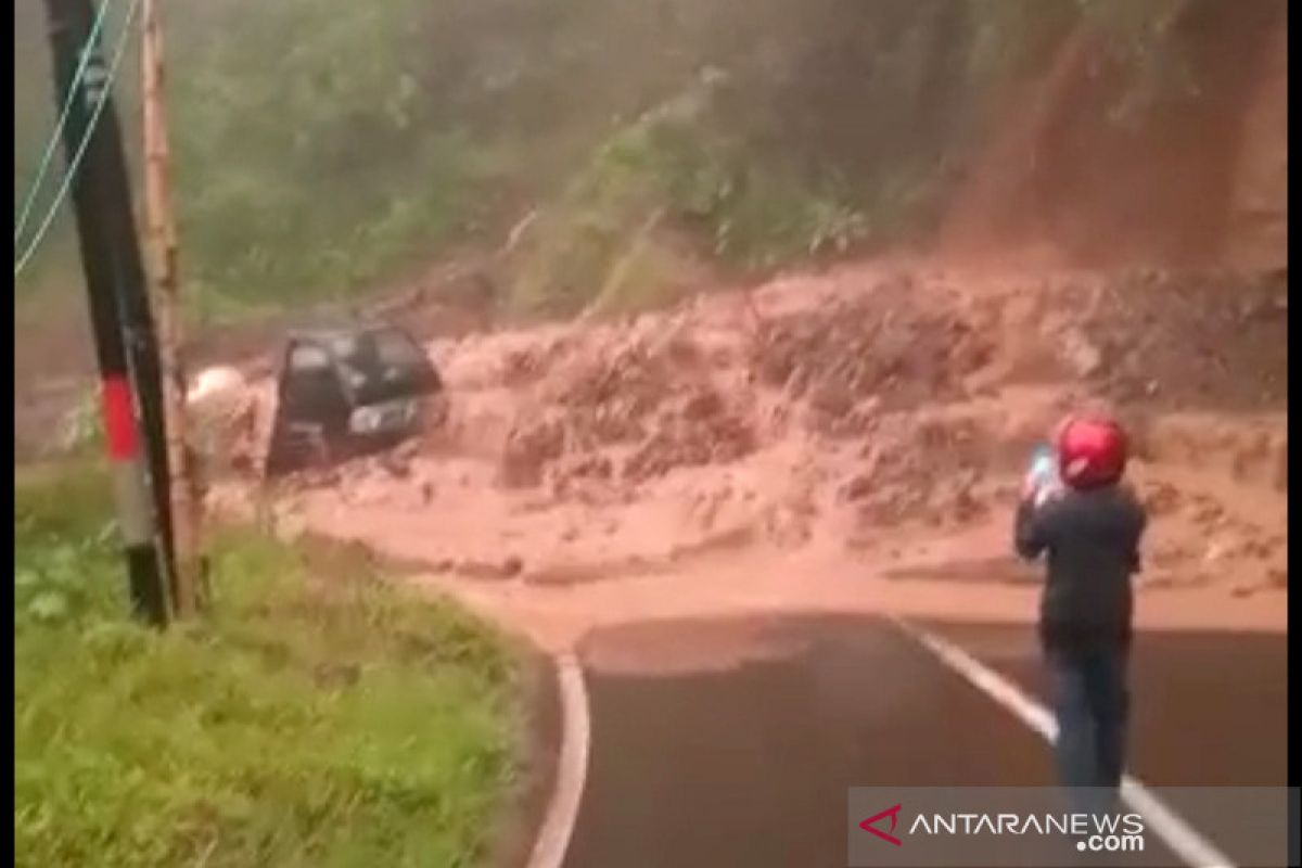 Longsor tutup jalan utama  Bandung-Garut di Talegong