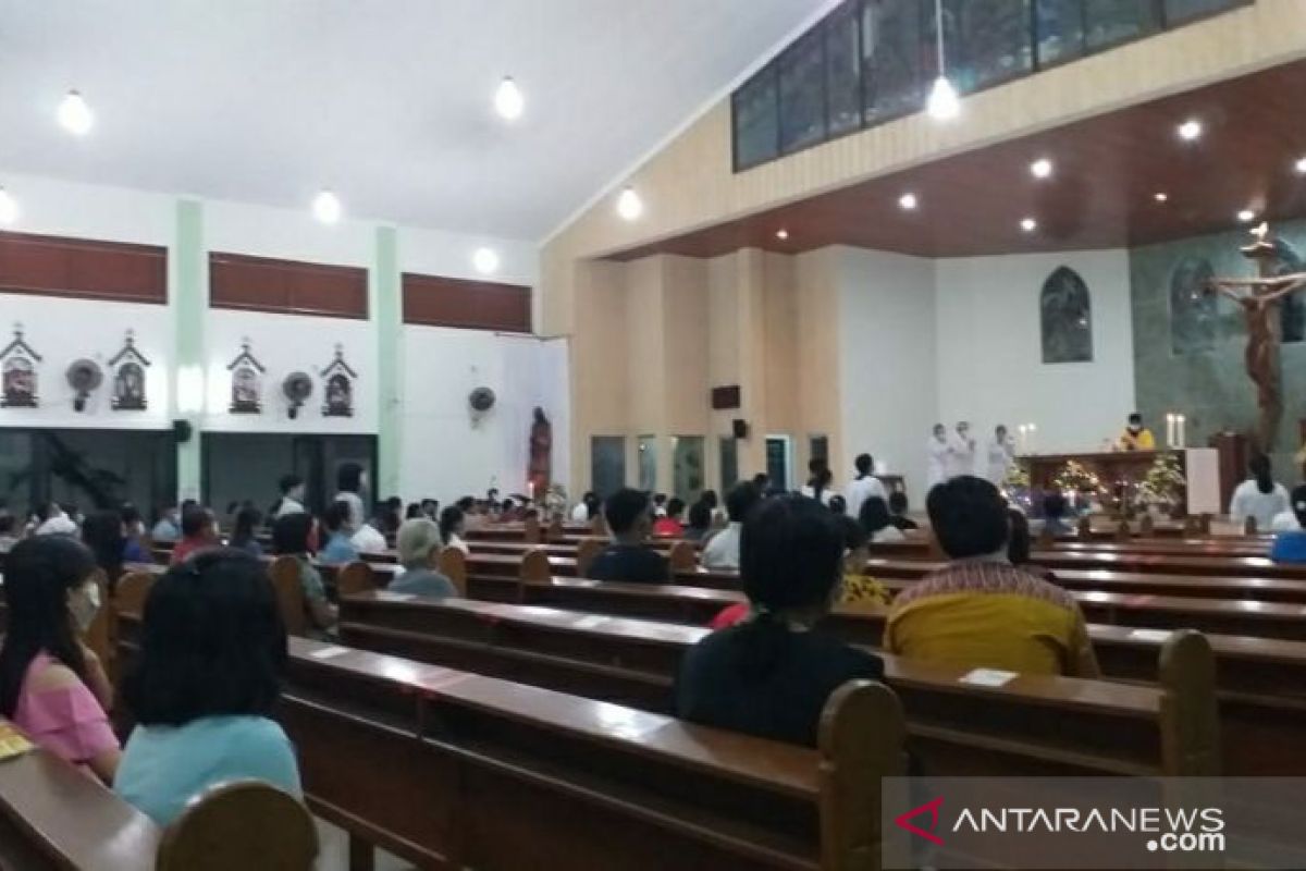 Misa Malam Natal di Belitung berlangsung khidmat dan damai