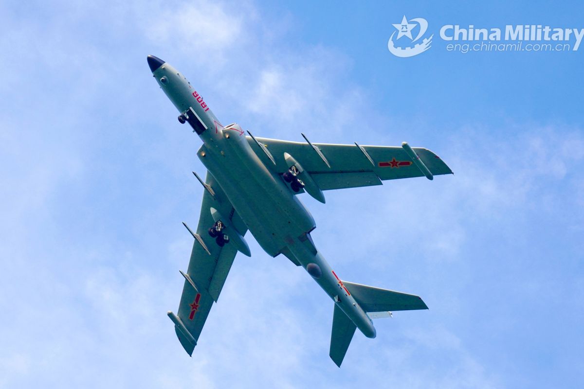 Bomber terbaru China terlihat saat patroli bersama Rusia