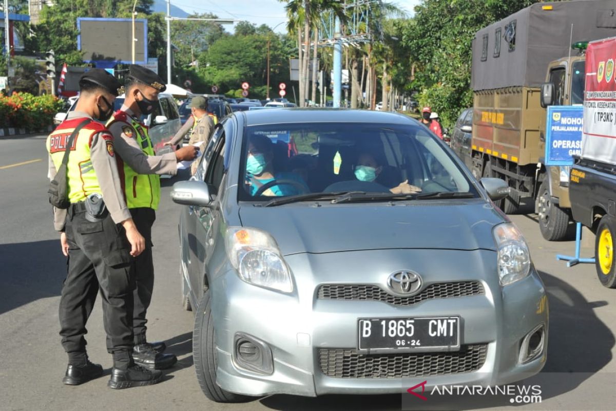 Tidak bawa hasil tes cepat,  sejumlah kendaraan wisatawan ke Puncak Bogor diminta putar balik