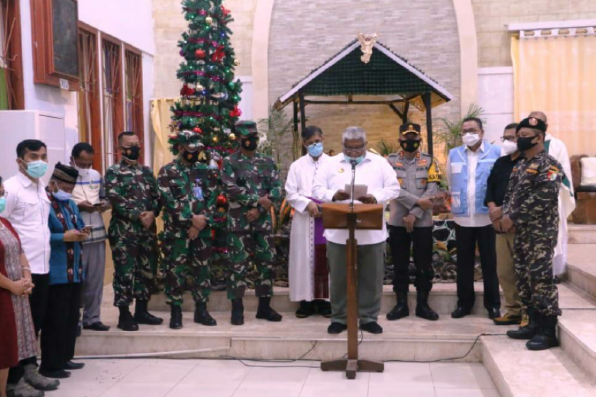 Gubernur Sultra kunjungi gereja di Kendari saat malam Misa Natal