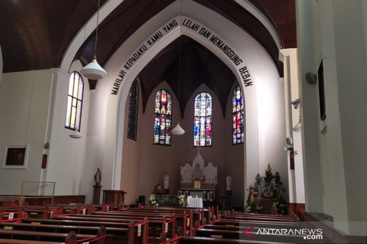 Gereja Katedral Bandung tidak hias gereja dengan pohon Natal tahun ini