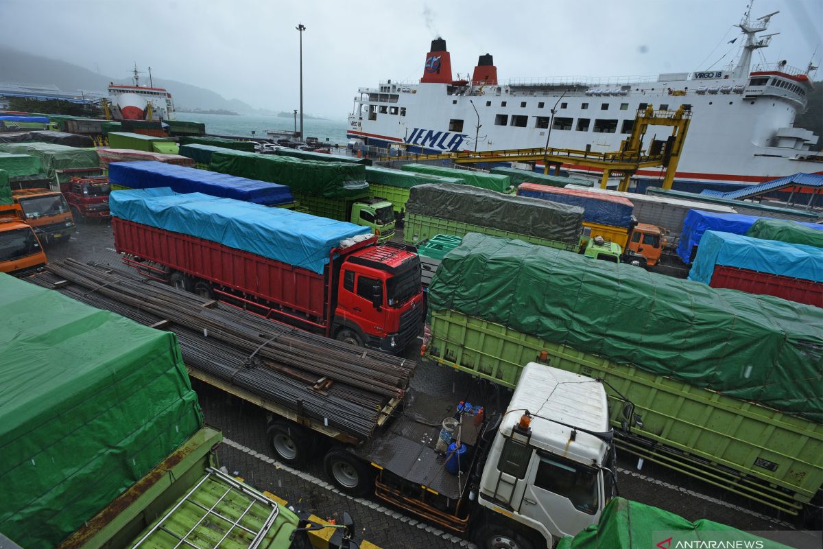 Cuaca buruk di Merak, kendaraan ke Merak diimbau istirahat