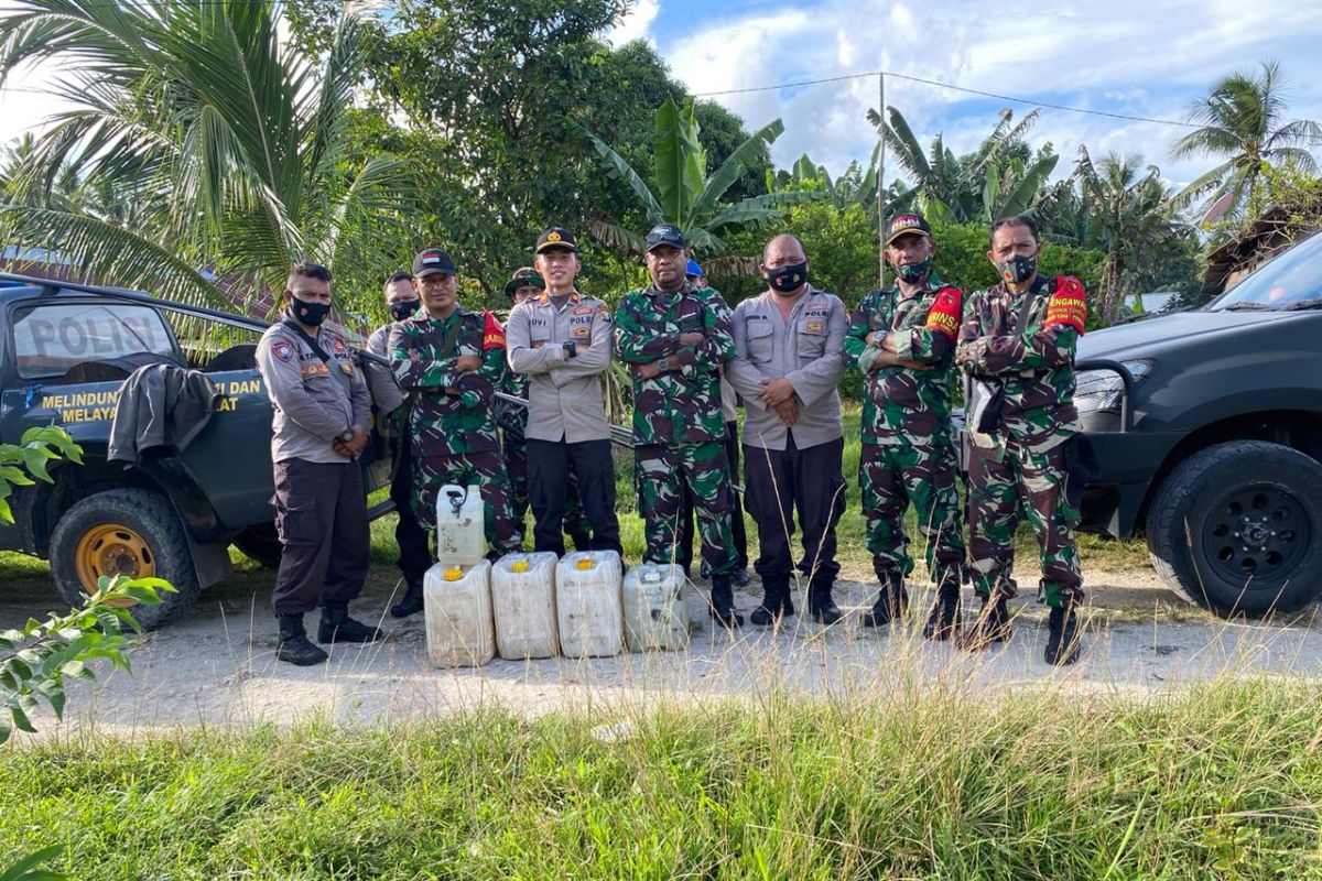 Petugas gabungan di Halmahera Utara amankan 100 liter miras