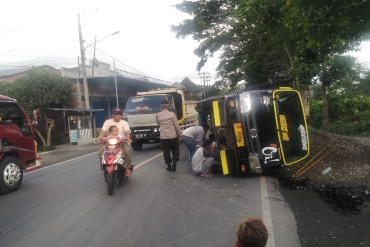 Dump truk nyungsep di Jalan Raya Kopang Lombok Tengah
