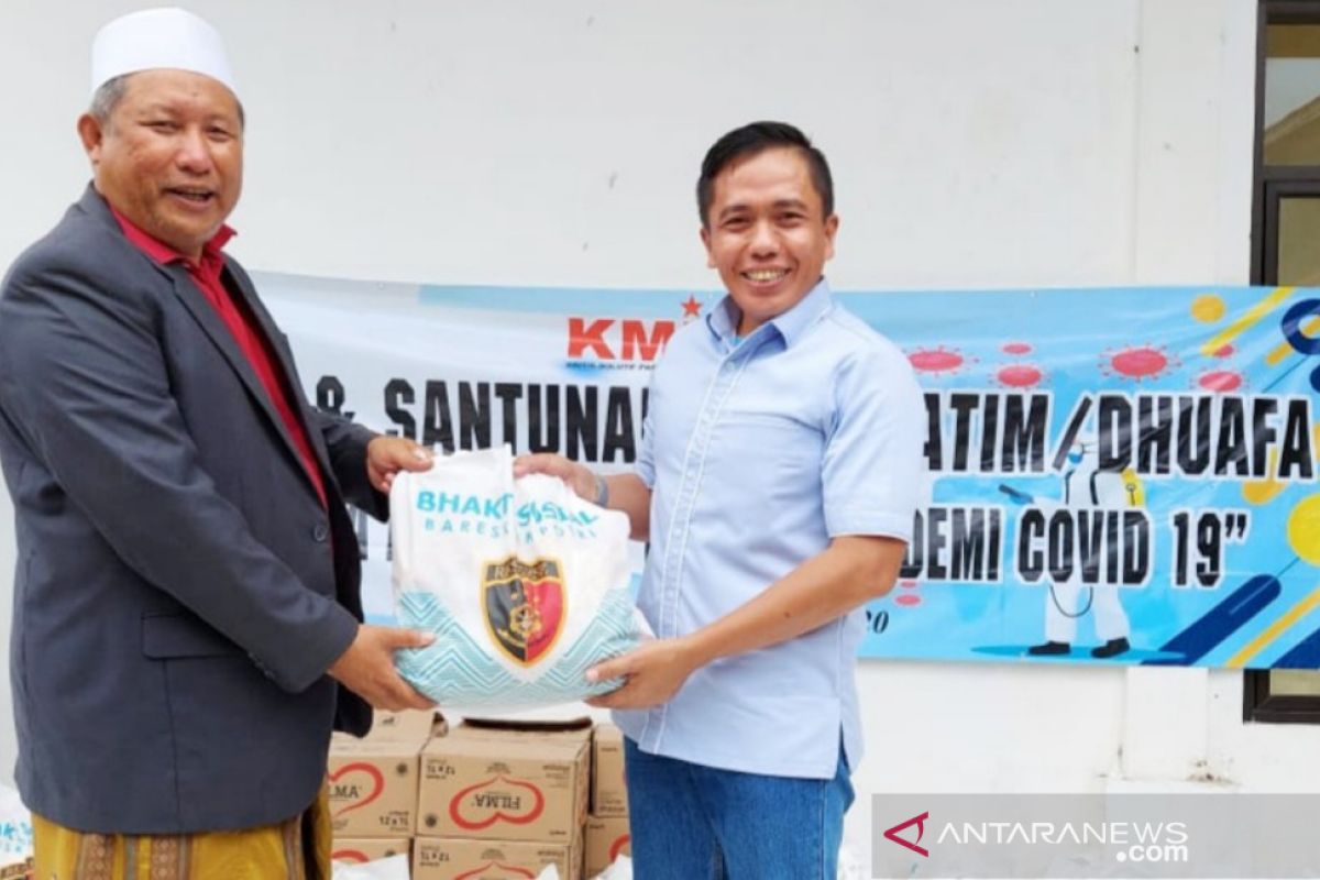 KMI-Bareskrim bagikan paket sembako pada santri di Bogor