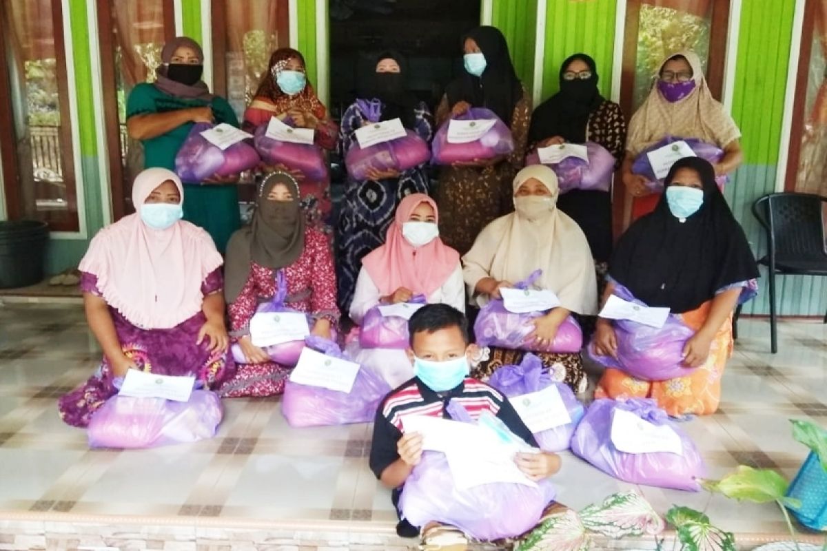 Wanita Islam Bartim bagikan paket bahan pangan untuk masyarakat