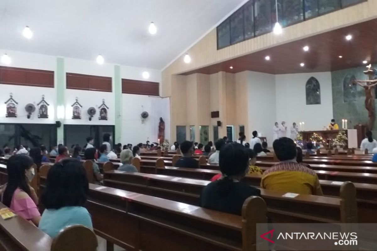 Protokol kesehatan dipatuhi dalam pelaksanaan misa Natal di gereja Tanjung Pandan