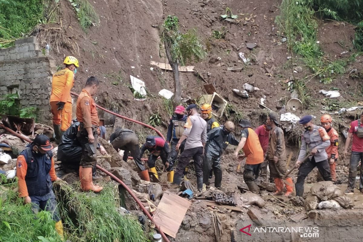 BPBD Bandung Barat temukan korban longsor di Lembang dalam keadaan meninggal