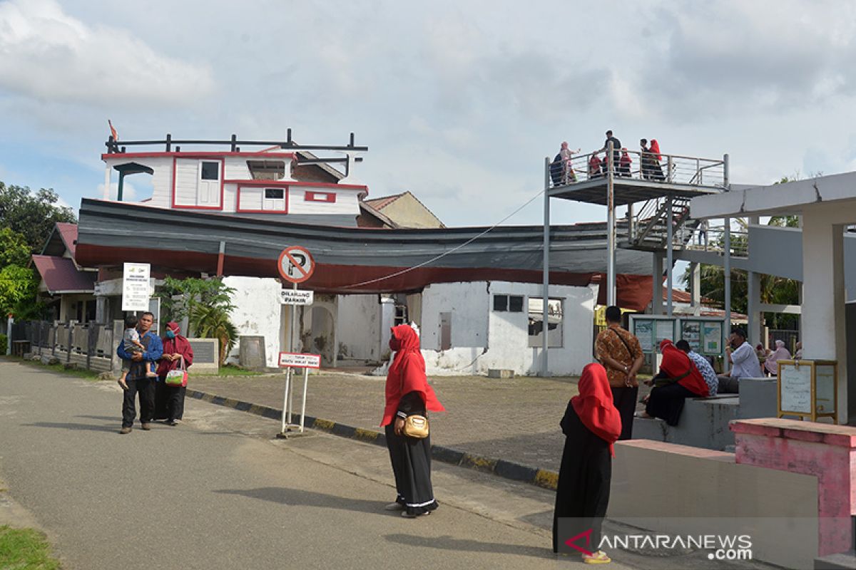 Wisata tsunami kapal atas rumah