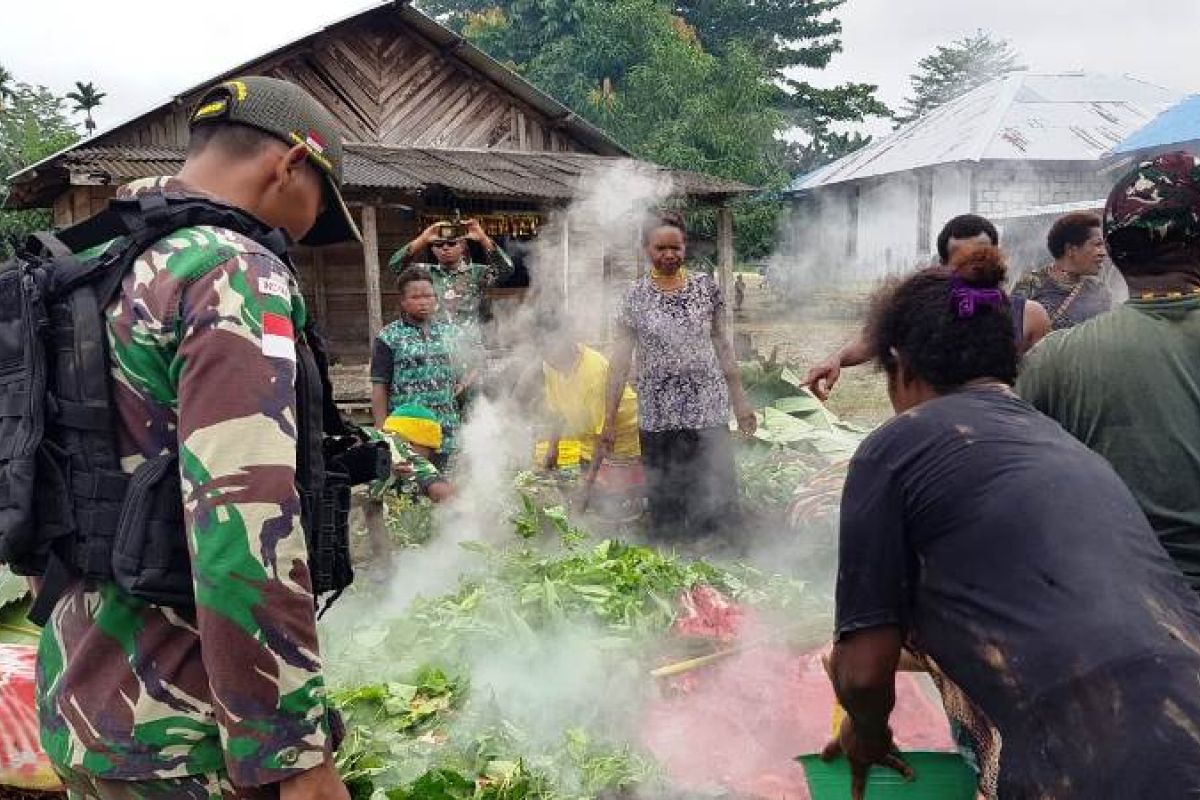 Satgas Yonif MR 413-warga Gambut Jayapura gelar bakar batu rayakan Natal