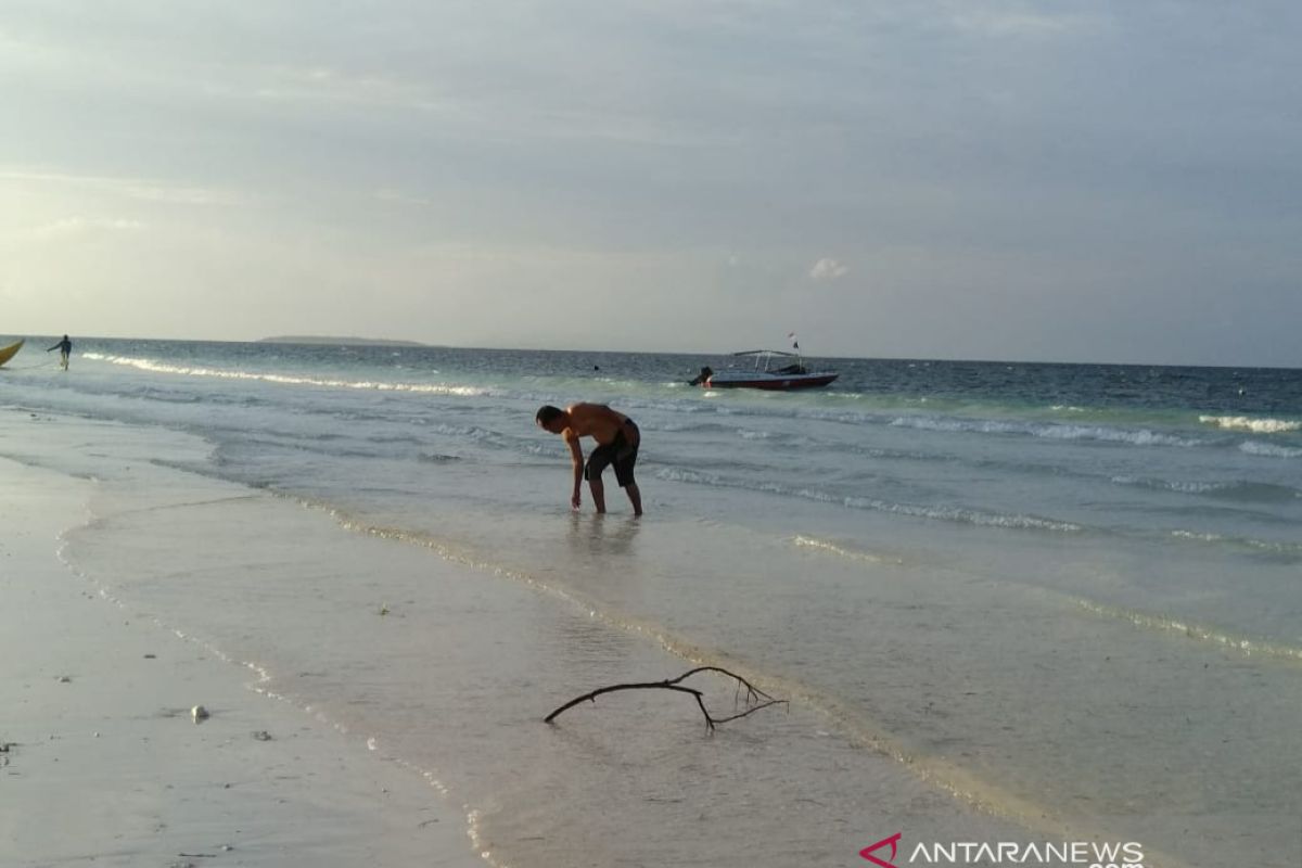 Objek wisata pantai sepi menyusul Surat Edaran Penjabat Wali Kota