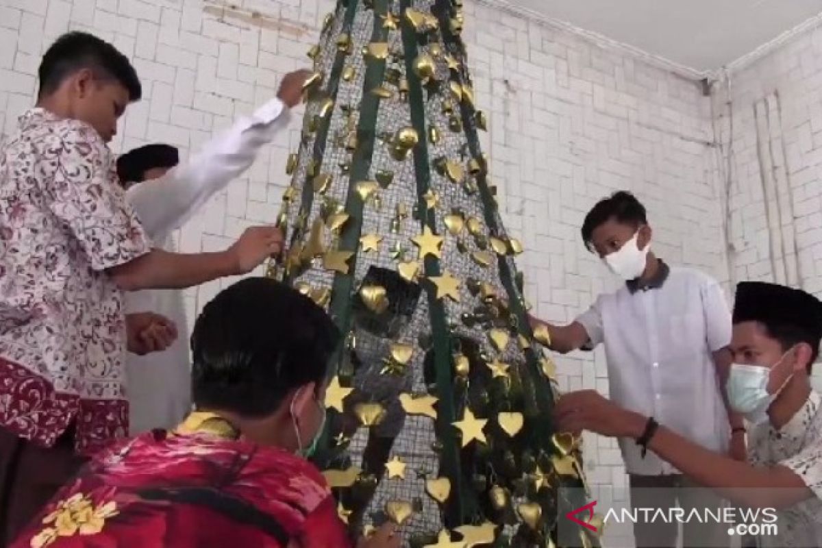 Pemuda NU Madiun bantu hias pohon Natal panti asuhan