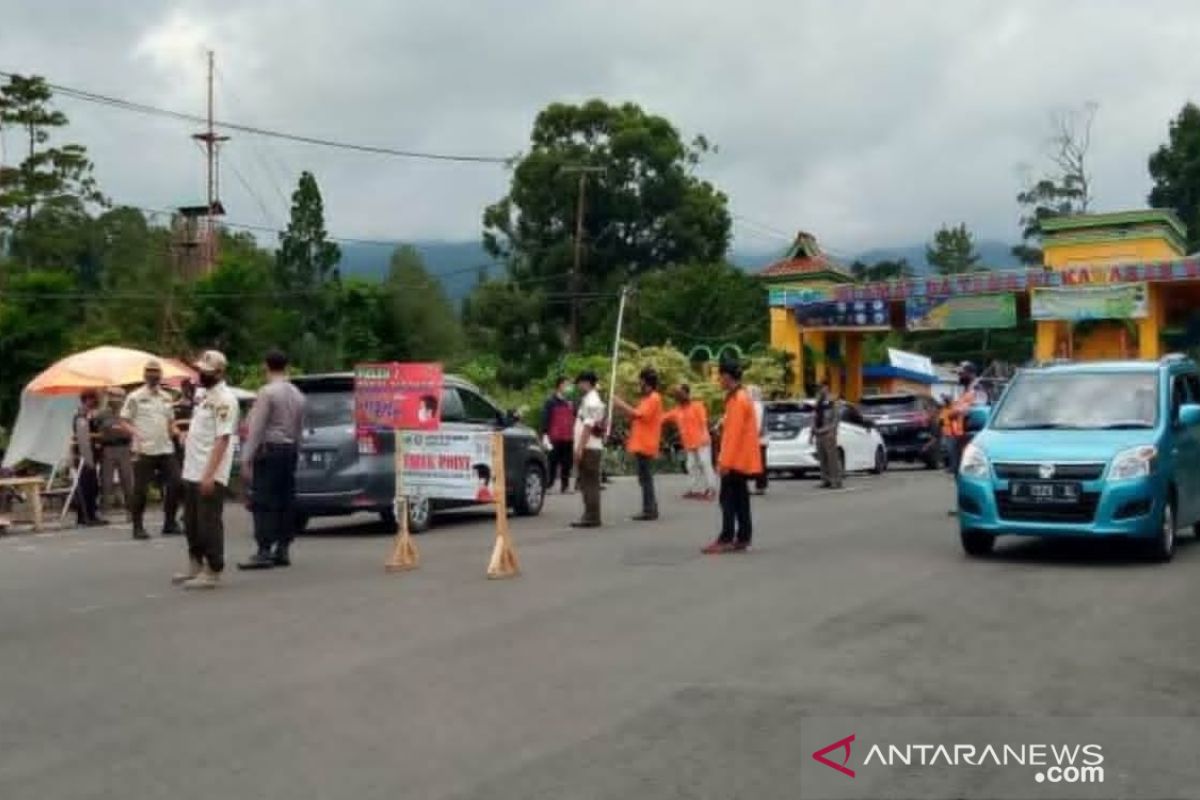 Belasan wisatawan jalani tes cepat antigen di Cipanas Cianjur