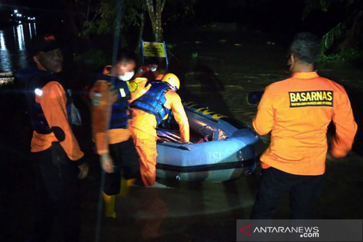 Tim Basarnas evakuasi korban banjir di Kota Jambi