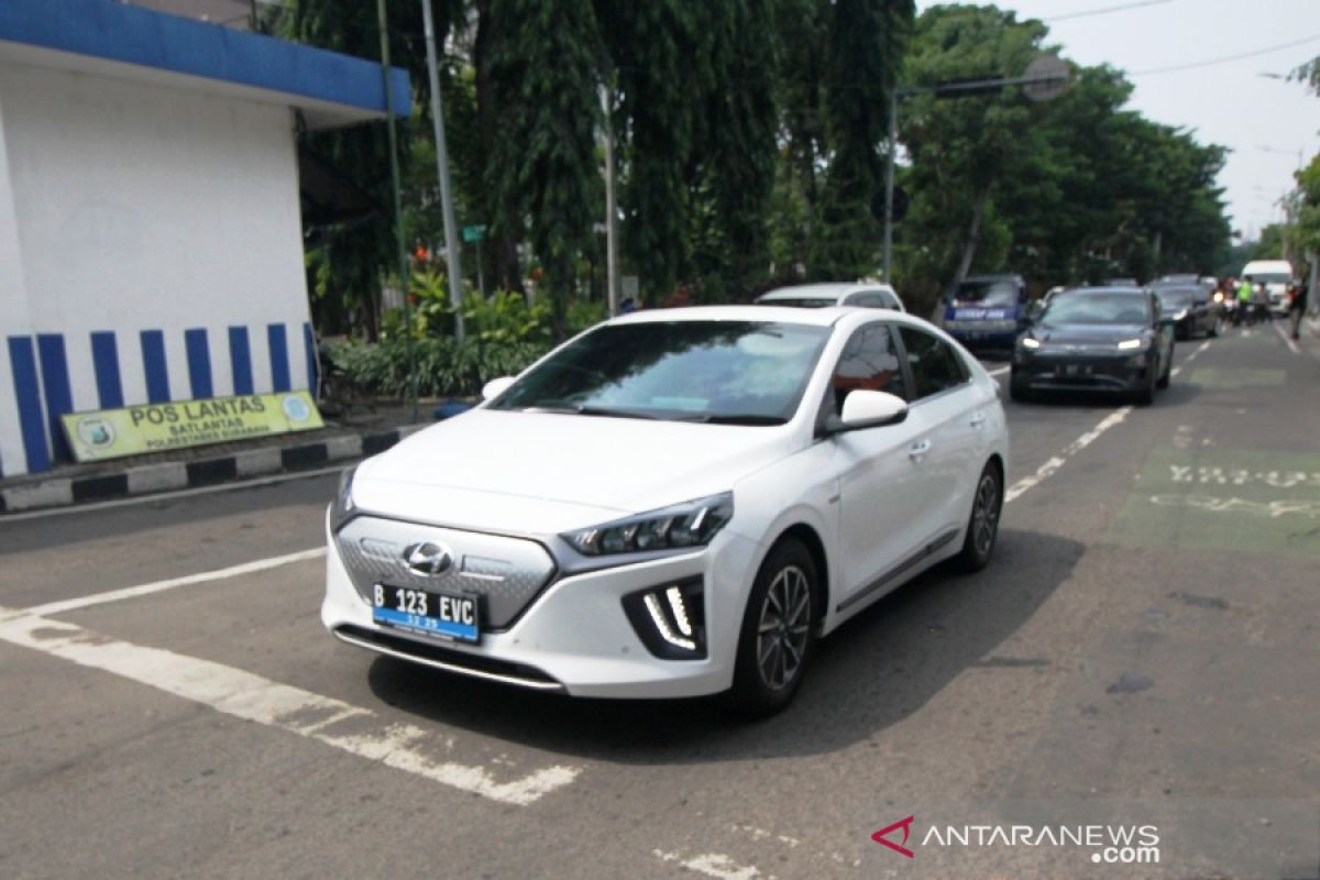 Mobil listrik PLN singgah di Surabaya dalam uji coba menuju Bali