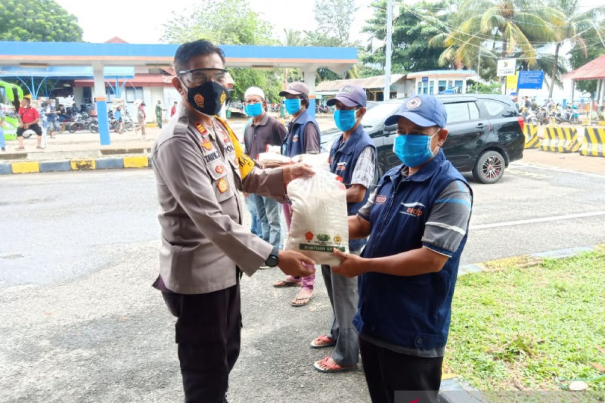 Polisi Bangka Barat bantu sembako kepada TKBM Pelabuhan Tanjungkalian