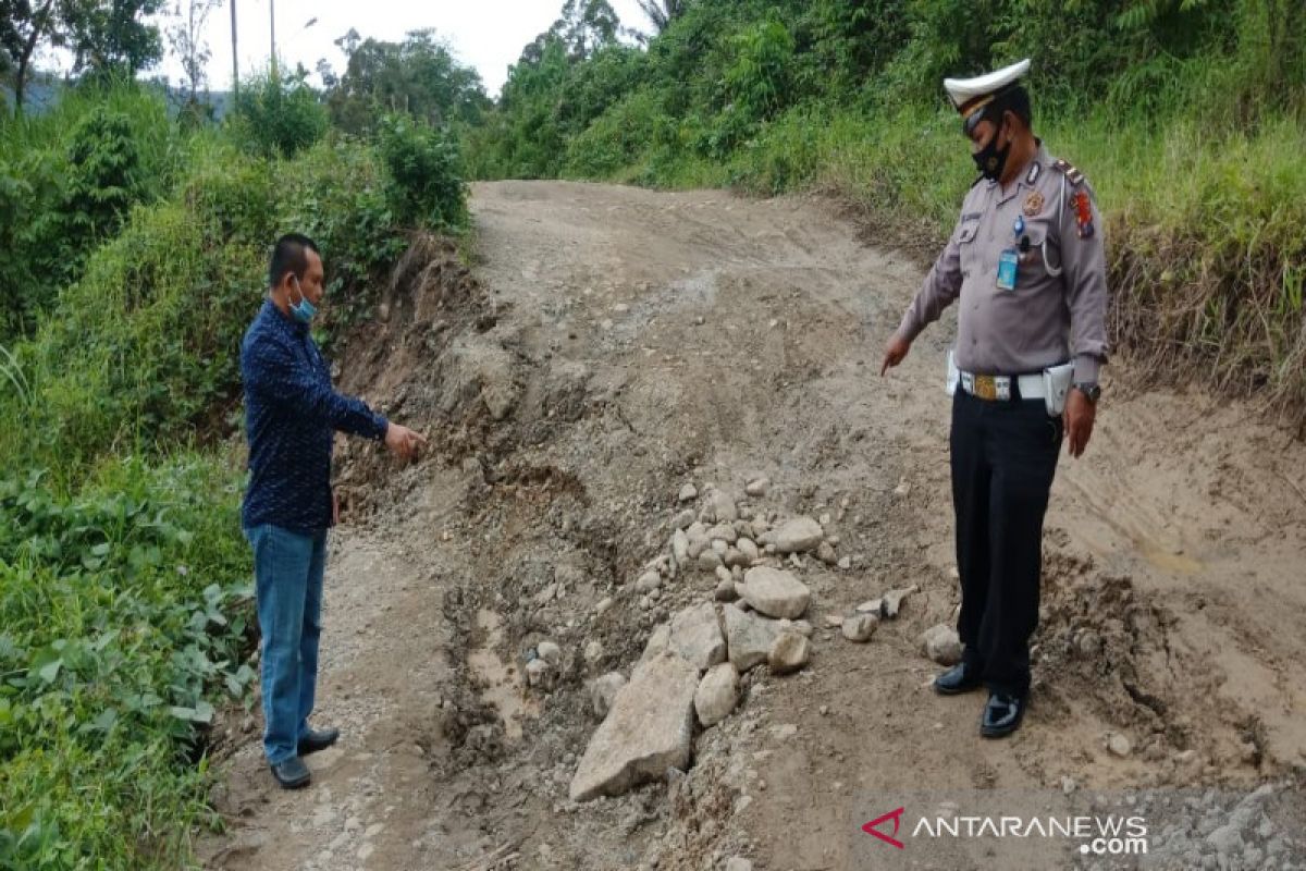 Pemerintah diminta buka mata kondisi Jalinsum Batu Jomba Tapsel yang kerap timbulkan kemacetan