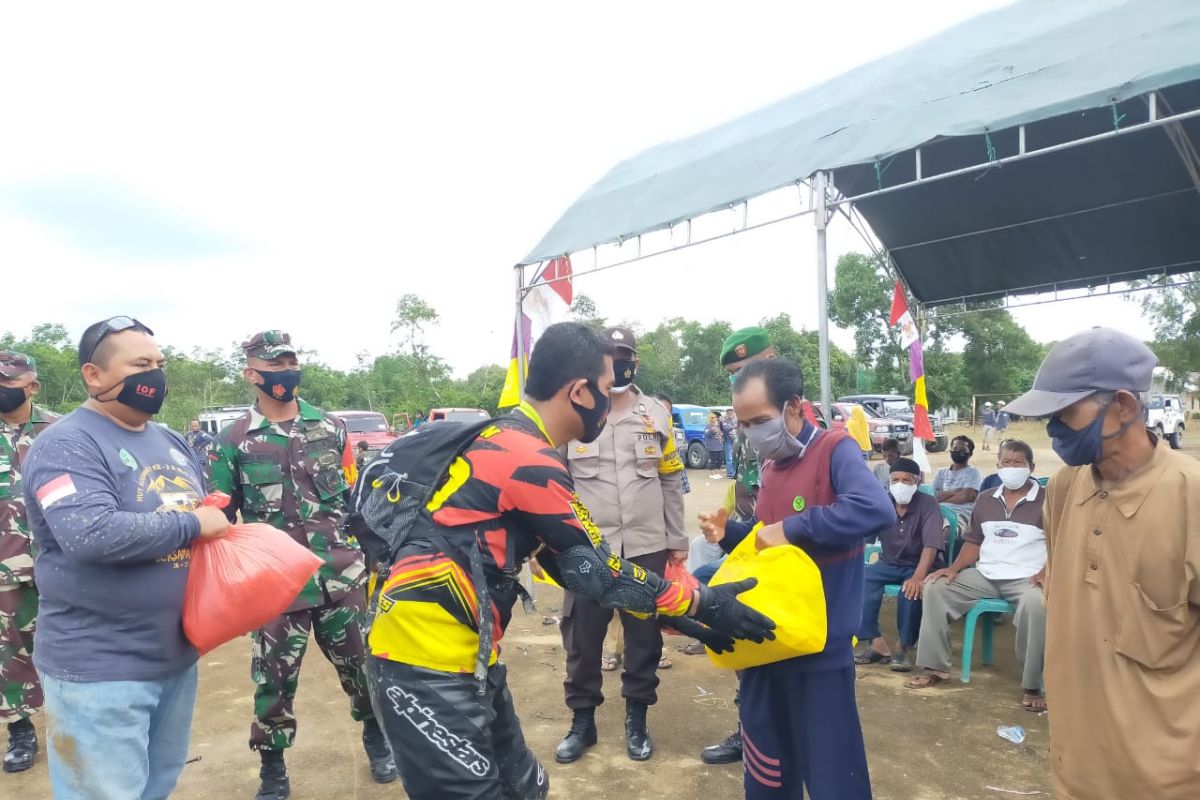 Kodim-Polres Bangka Barat salurkan bantuan 200 paket sembako