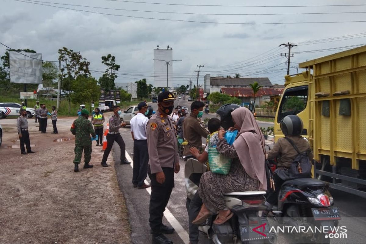 Polres Bangka Tengah bagikan masker dan hand sanitizer