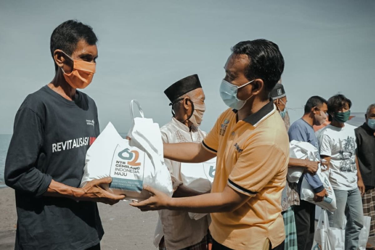 Pemprov NTB bersihkan sampah di Pantai Cemara tutup tahun 2020