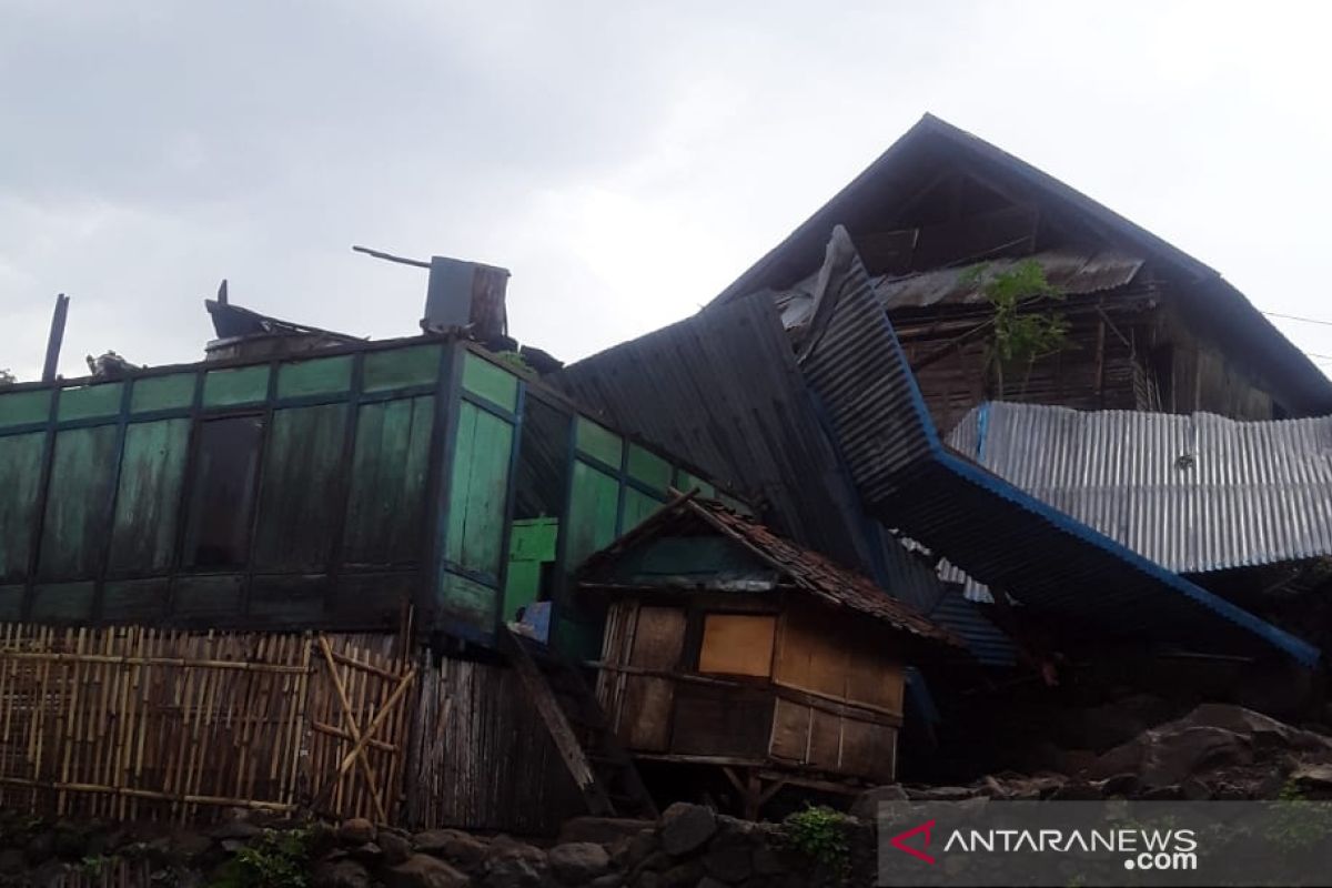 Pemprov NTB menyalurkan bantuan korban angin puting beliung di Bima