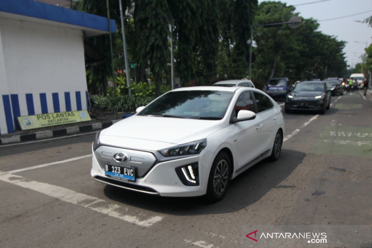 Mobil listrik PLN singgah di Surabaya dalam uji coba menuju Bali