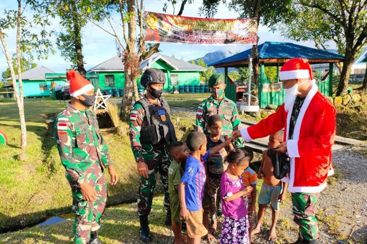 Dansatgas Yonif Raider 432 bagikan kado Natal kepada anak Papua