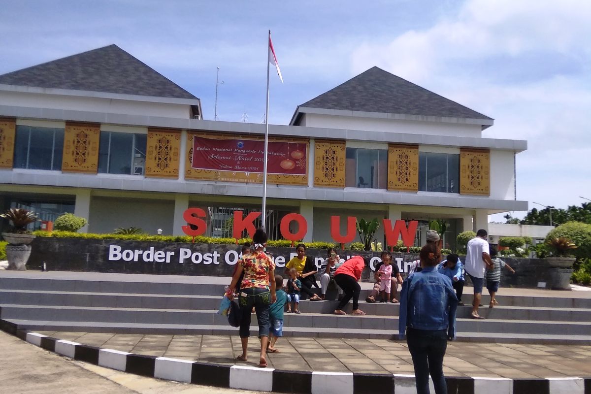 PLBN Skouw menadi objek wisata warga Jayapura saat libur Natal