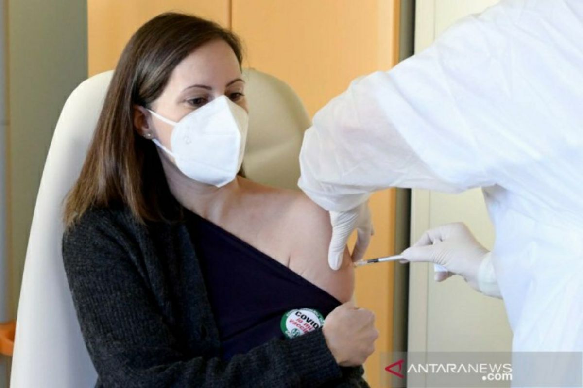 Italia mulai vaksinasi COVID-19 di Roma