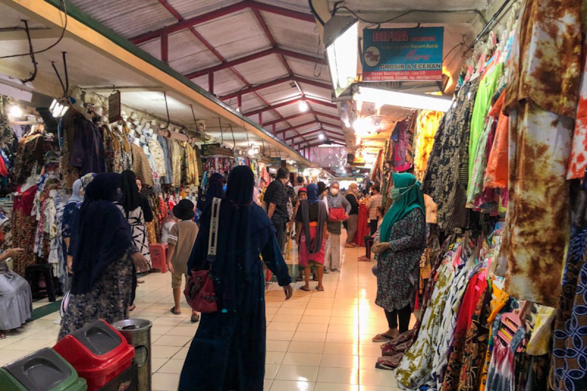 Pedagang Pasar Beringharjo harapkan raup untung libur akhir tahun