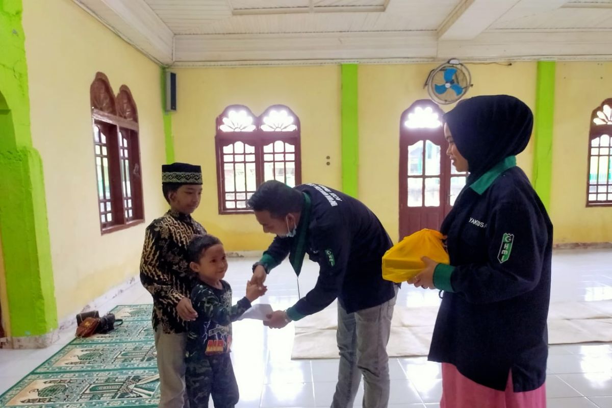 Kenang tsunami, anak yatim di Aceh Timur diberikan santunan