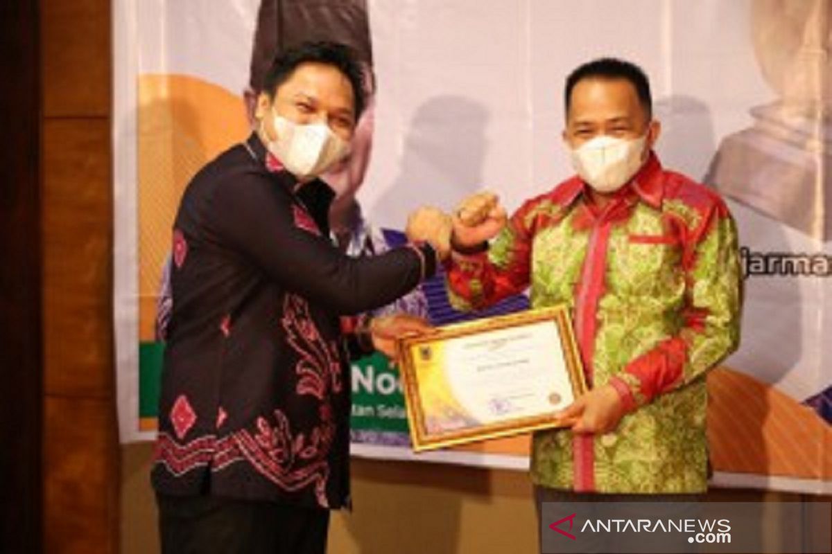 Regent of Tanah Bumbu confered Siddhakarya award