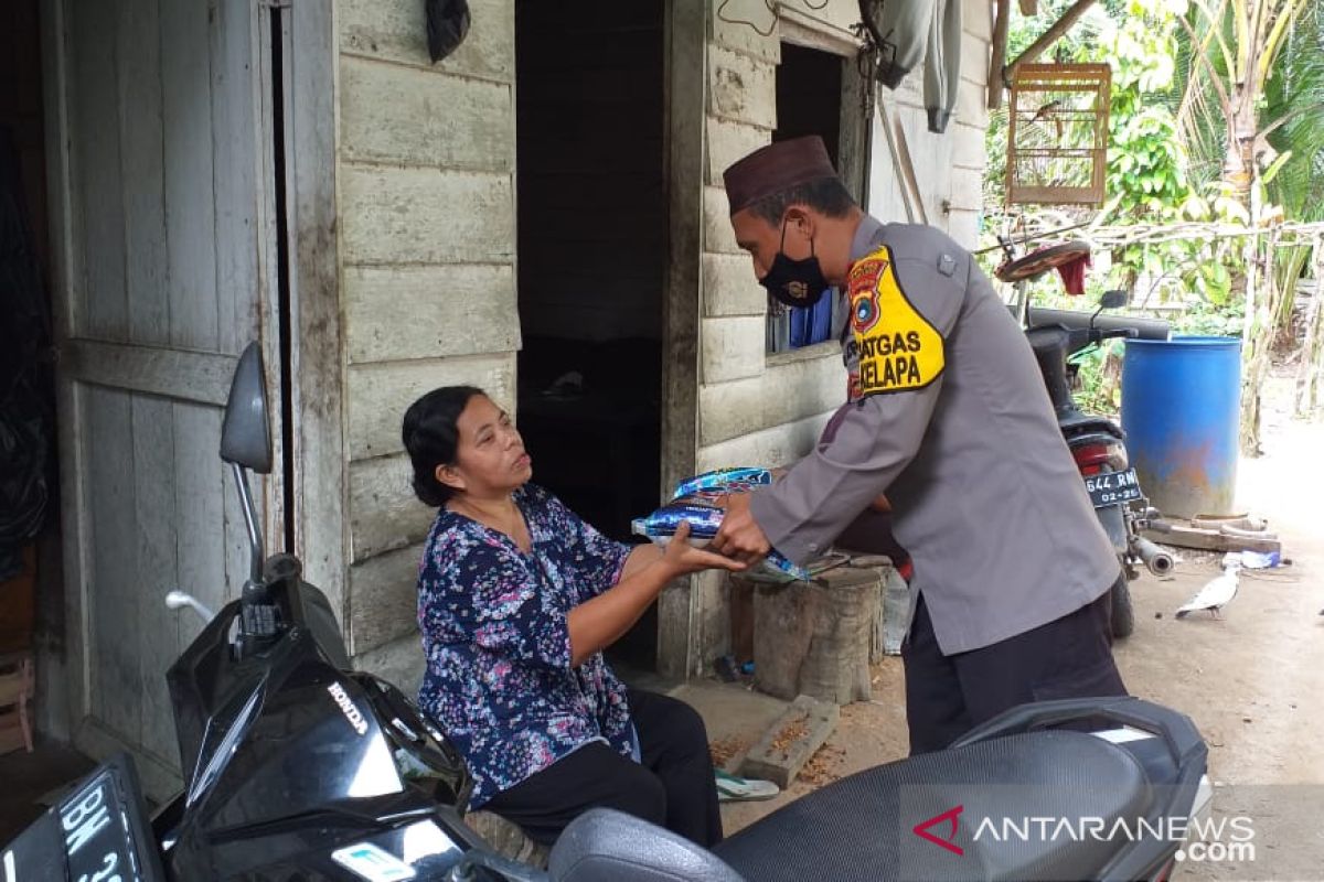 Polres Bangka Barat bantu sembako warga kurang mampu di Kelapa