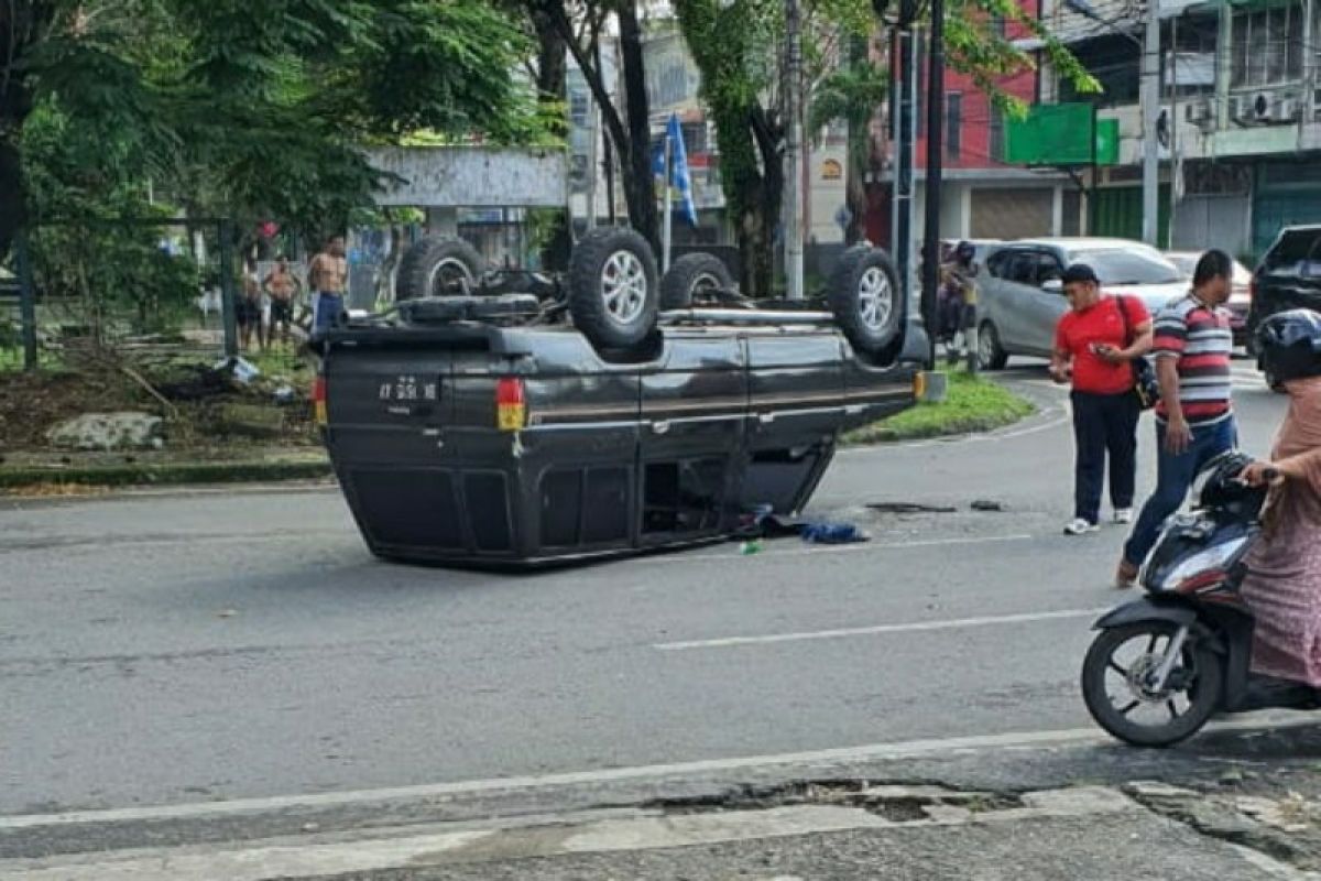 Mobil Kijang terguling setelah nekad menerobos lampu merah