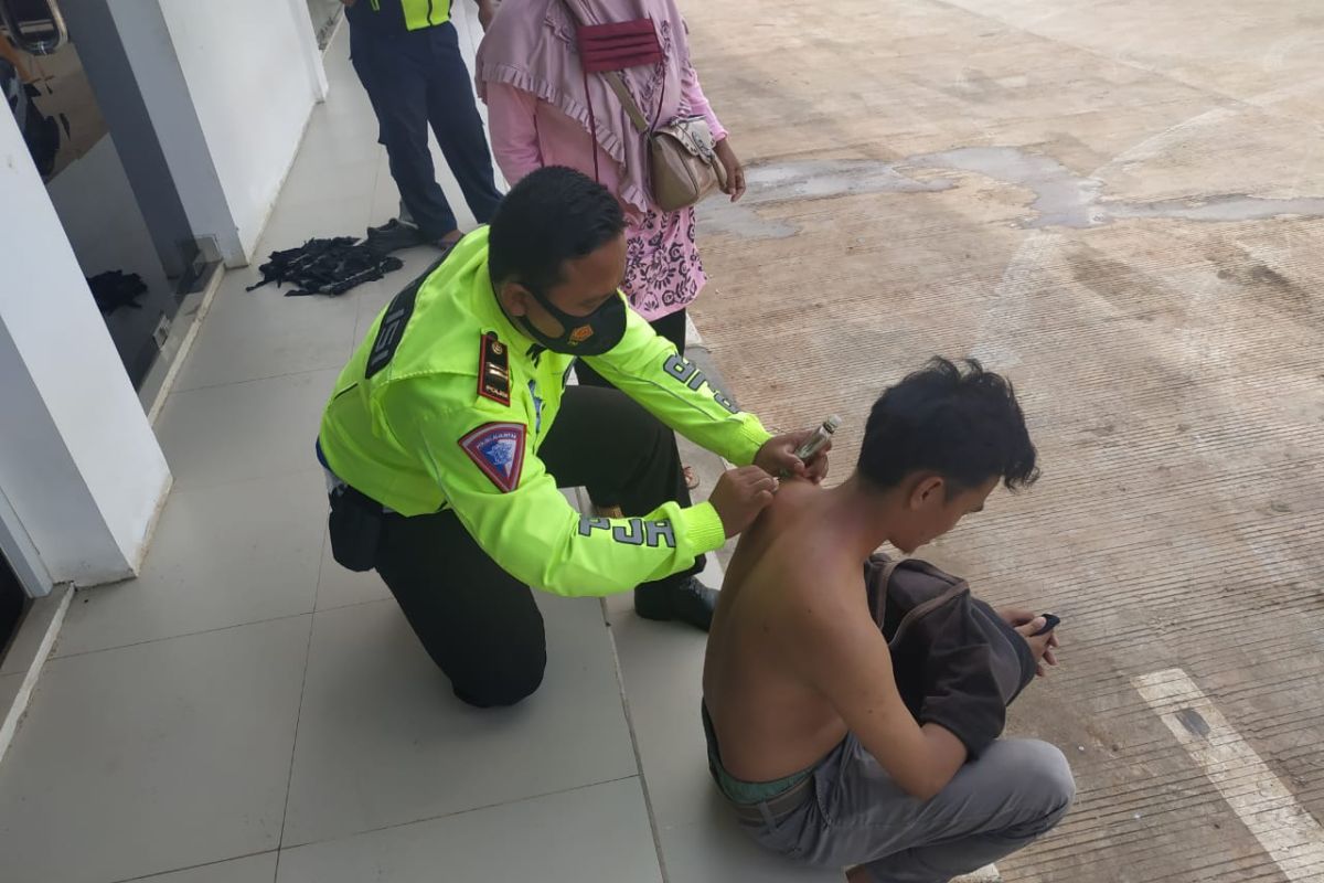 Satlantas Polda Lampung ikut mengerik dan damaikan satu keluarga di jalan tol