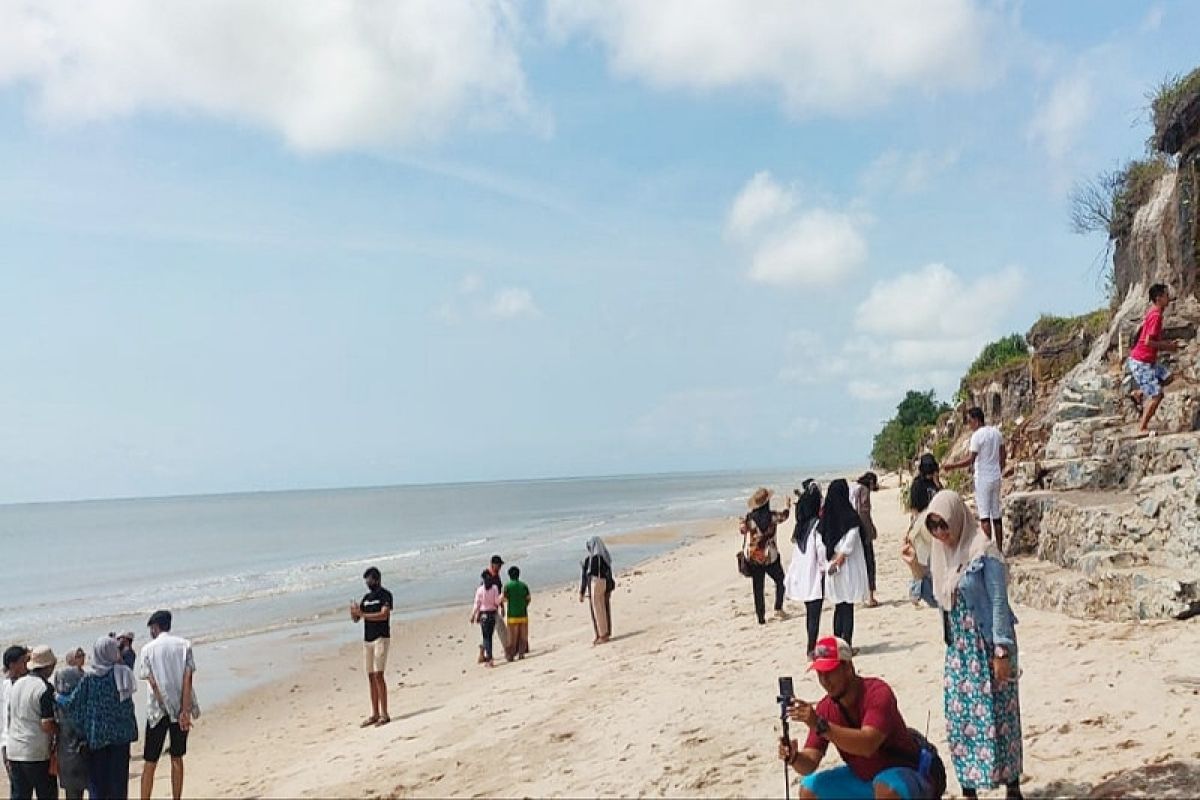 Warga Kotim ramai-ramai berwisata ke pantai sebelum ditutup