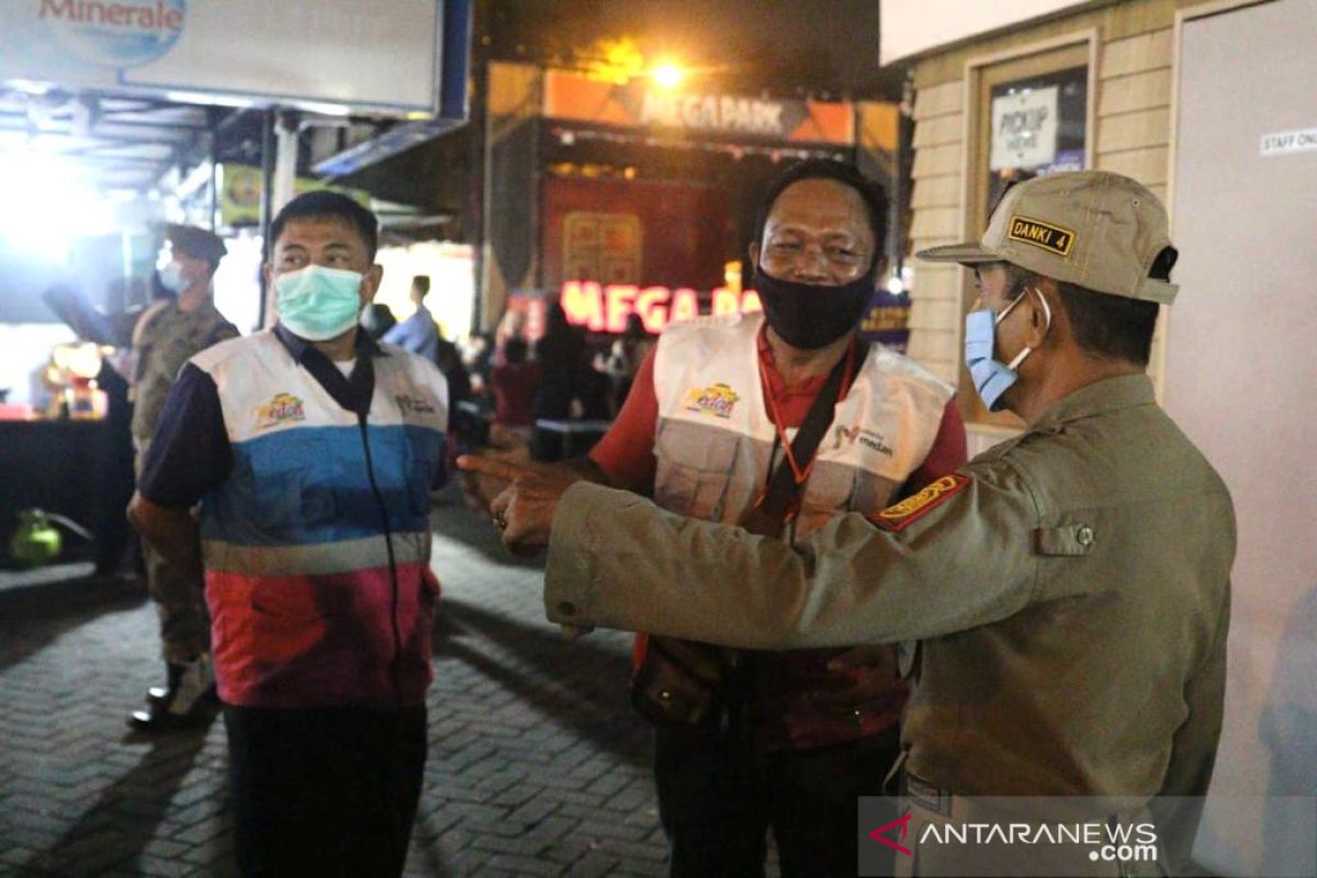 Satgas COVID-19 bubarkan pengunjung akibat langgar jam operasional