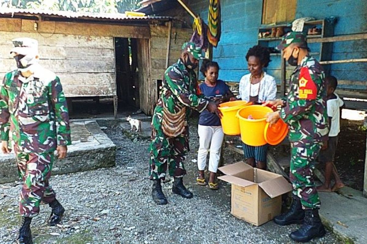 Babinsa Koramil Kuala Kencana bantu alat mandi dan makanan tambahan